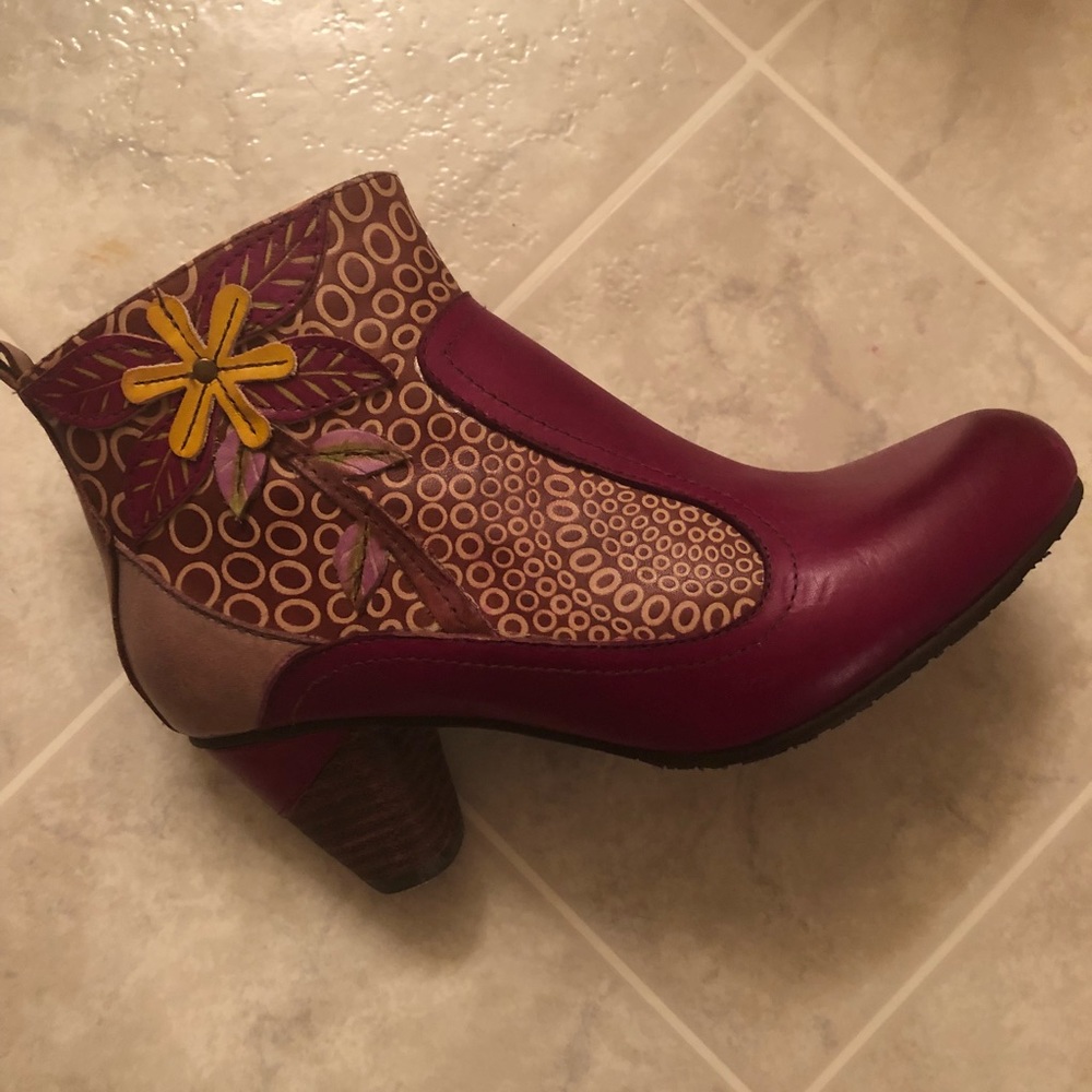 L’artiste burgundy pink booties with flower design